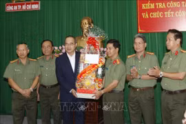 Ho Chi Minh-Ville : meilleurs vœux du Têt à des unités des forces armées et aux religieux