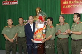 Ho Chi Minh-Ville : meilleurs vœux du Têt à des unités des forces armées et aux religieux