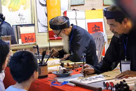 Calligraphies et chant alterné au Temple de la Littérature
