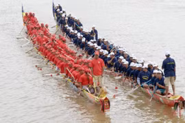 Le Cambodge établit un record Guinness pour la plus longue pirogue Ghe Ngo du monde