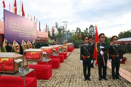 Binh Phuoc : Inhumation des restes de 23 soldats tombés au Cambodge