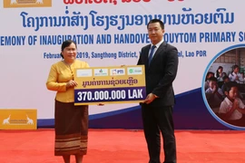 La compagnie d’assurance LAP offre une école primaire à un district laotien