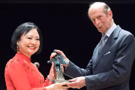 « La petite fille au Napalm » Phan Thi Kim Phuc reçoit le prix de la paix de Dresde