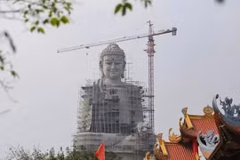 Contempler la plus grande statue de Bouddha en Asie du Sud-Est