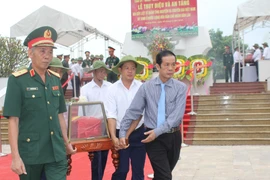 Quang Binh : inhumation des restes de 17 volontaires tombés au Laos