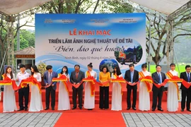 Exposition de photos « La mer et les îles de la Patrie » à Ninh Binh