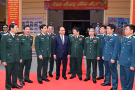 Le PM Nguyen Xuan Phuc se rend dans la Division de la défense aérienne 361
