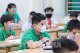 HCM-Ville : des enfant de la classe primaire et de la 6e classe retournent à l'école