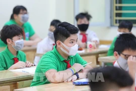 HCM-Ville : des enfant de la classe primaire et de la 6e classe retournent à l'école