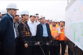 Le vice-PM Tran Hong Ha examine sur le terrain des projets autoroutiers et électriques 