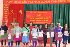 Des ressortissants laotiens de Son La obtiennent la citoyenneté vietnamienne