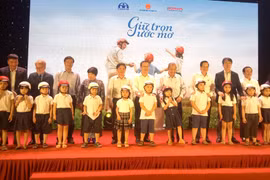 Remise de casques de moto aux élèves de première année