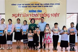  Des Vietnamiens au Laos répondent à la Journée de la langue vietnamienne à l’étranger