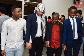 Pour aider les étudiants étrangers restant au Vietnam pendant le Têt traditionnel