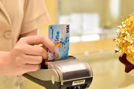 La réduction des frais de carte internationale favorisera le paiement sans espèces