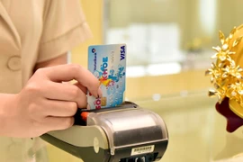 La réduction des frais de carte internationale favorisera le paiement sans espèces