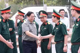 Le PM inspecte des ouvrages et projets de transport majeurs du delta du Mékong