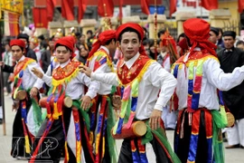 Fête du village de Trieu Khuc : des hommes se maquillent et dansent gracieusement "la putain se balance"