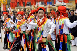 Fête du village de Trieu Khuc : des hommes se maquillent et dansent gracieusement "la putain se balance"
