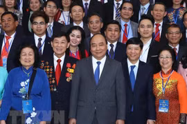  Rencontre du Premier ministre avec des Viet kieu de retour au pays pour le Têt