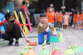 Le président se rend au Centre de soins aux enfants handicapés de Hanoï