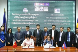 L'Agence vietnamienne d’Information (VNA) et l'agence de presse nationale cambodgienne (AKP) ont renouvelé le 12 juillet leur accord de coopération dans le cadre de la visite d'État du président To Lam au Cambodge. Photo ; VNA