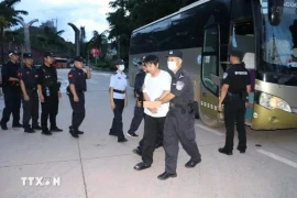 Les forces de sécurité de la zone économique spéciale du Triangle d'or se coordonnent avec les unités compétentes pour démanteler avec succès un gang de cyberescrocs, arrêtant 771 suspects de 15 pays asiatiques et africains. (Photo : VNA)