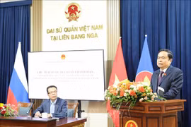 Le président de l'Assemblée nationale (AN), Tran Thanh Man, lors de la rencontre le 8 septembre, avec le personnel de l'ambassade du Vietnam et des représentants de la communauté vietnamienne en Russie. Photo : VNA