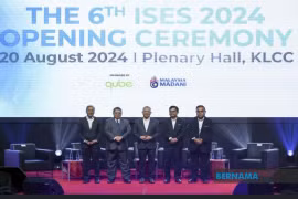 Au sommet (Photo : Bernama)