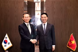 Le ministre de l'Information et des Communications Nguyen Manh Hung (droite) et e ministre des Sciences et des Informations et Communications Lee Jong-ho. Photo : VNA