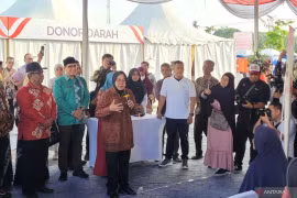 Le ministre des Affaires sociales Tri Rismaharini interagit avec la communauté des personnes âgées pour la commémoration de la Journée nationale des personnes âgées 2024 à North Aceh, Aceh, le 29 mai 2024. Photo : ANTARA/Sean Filo Muhamad