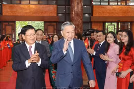 Le secrétaire général du Parti populaire révolutionnaire lao et président du Laos, Thongloun Sisoulith (gauche) et Le secrétaire général du Parti communiste du Vietnam et président de l'État, To Lam. Photo : VNA
