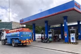 Un camion-citerne dans une station-service de l'arrondissement de Hoàng Mai, à Hanoï. (Photo : VNA)