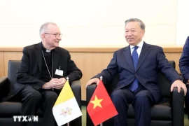 Le secrétaire général du Parti et président To Lam (droite) et le Premier ministre du Vatican, Cardinal Pietro Parolin.