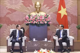 Le vice-président de l'Assemblée nationale Tran Quoc Phuong (droite) et le vice-président de la Commission des Affaires étrangères de l'Assemblée populaire nationale de Chine, Fu Ziying. Photo : VNA