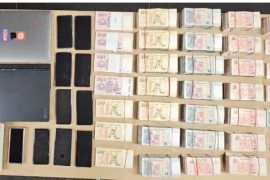 Argent liquide et accessoires de jeu saisis lors d'une opération transnationale de piratage de paris illégaux par la police singapourienne et malaisienne. (Photo : canalnewsasia.com)