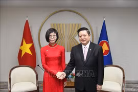 Ton Thi Ngoc Huong, la nouvelle ambassadrice et représentante permanente du Vietnam au bloc à Jakarta (droite) et le secrétaire général de l'Association des nations de l'Asie du Sud-Est (ASEAN), Kao Kim Hourn. Photo : VNA