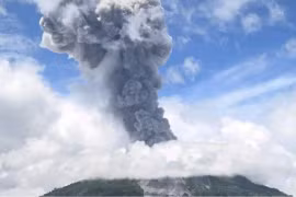 Le mont Ibu, situé sur l'île de Halmahera dans la province des Moluques du Nord, entre en éruption à 11h11 (heure locale) le 8 mai. (Photo : AFP)