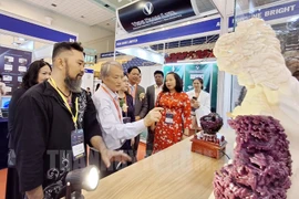 Des visiteurs lors de l'exposition.