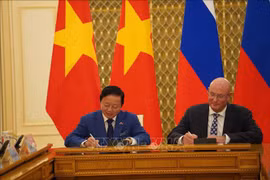 Le vice-Premier ministre vietnamien Tran Hong Ha et de son homologue russe Dmitri Tchernychenko signent le procès-verbal de la réunion. Photo : VNA