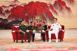 Le ministre vietnAMIEN de la Défense, le général Phan Van Giang, (gauche) et le ministre chinois de la Défense e général de corps d'armée Dong Jun. Photo : VNA