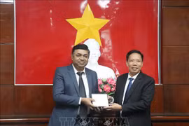 Le vice-président du comité populaire municipal de Can Tho, Nguyen Thuc Hien (droite) et le consul général d’Inde à Ho Chi Minh-Ville, Madan Mohan Sethi. Photo : VNA