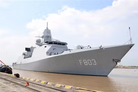 La frégate HNLMS Tromp de la Marine royale néerlandaise jette l'ancre au port Chua Ve. Photo : VNA