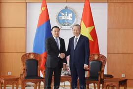 Le secrétaire général du Parti communiste du Vietnam et président To Lam (droite) et le président du Grand Khoural d'État de la Mongolie Dashzegve Amarbayasgalan. Photo : VNA