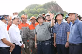 Le Premier ministre inspecte le projet de ligne de transmission de 500 kV à Thanh Hoa. Photo : VNA