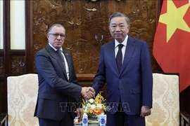 Le président Tô Lâm (droite) et l'ambassadeur de Colombie Miguel Ángel Rodríguez Melo. Photo : VNA