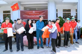 Assistance aux personnes touchées par le typhon Yagi dans la commune de Ngoc Chien, district de Muong La, province de Son La (Photo : VNA)