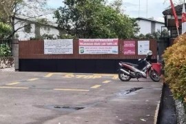 L'entrée principale de l'usine de confection Tuntex Garment Indonesia dans la régence de Tangerang, province de Banten, est fermée le 3 avril 2023. (Photo : jakartaglobe.id)