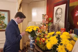 M. Kyril Whittaker offre de l'encens pour commémorer le président Hô Chi Minh à l'ambassade du Vietnam au Royaume-Uni à Londres. Photo : VNA
