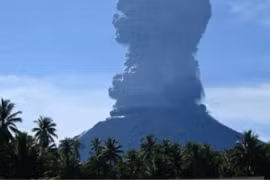 Le mont Ibu en Indonésie. Photo : AFP